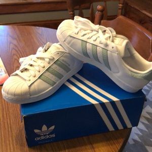 Womens Adidas Originals Superstar-Ash Green-size 9